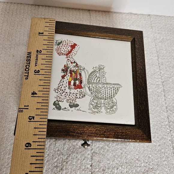 Vintage Holly Hobbie Tile Top Jewelry Trinket Box Red Felt Divided Insert - Picture 8 of 9
